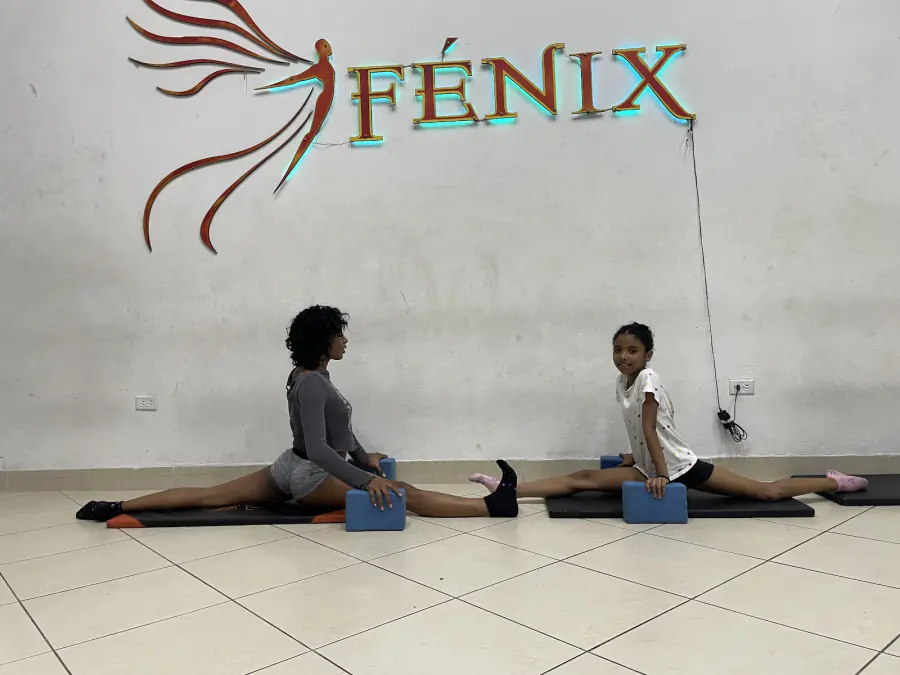 Clase de flexibilidad en el estudio de Fénix, bajo el logo del ave fénix