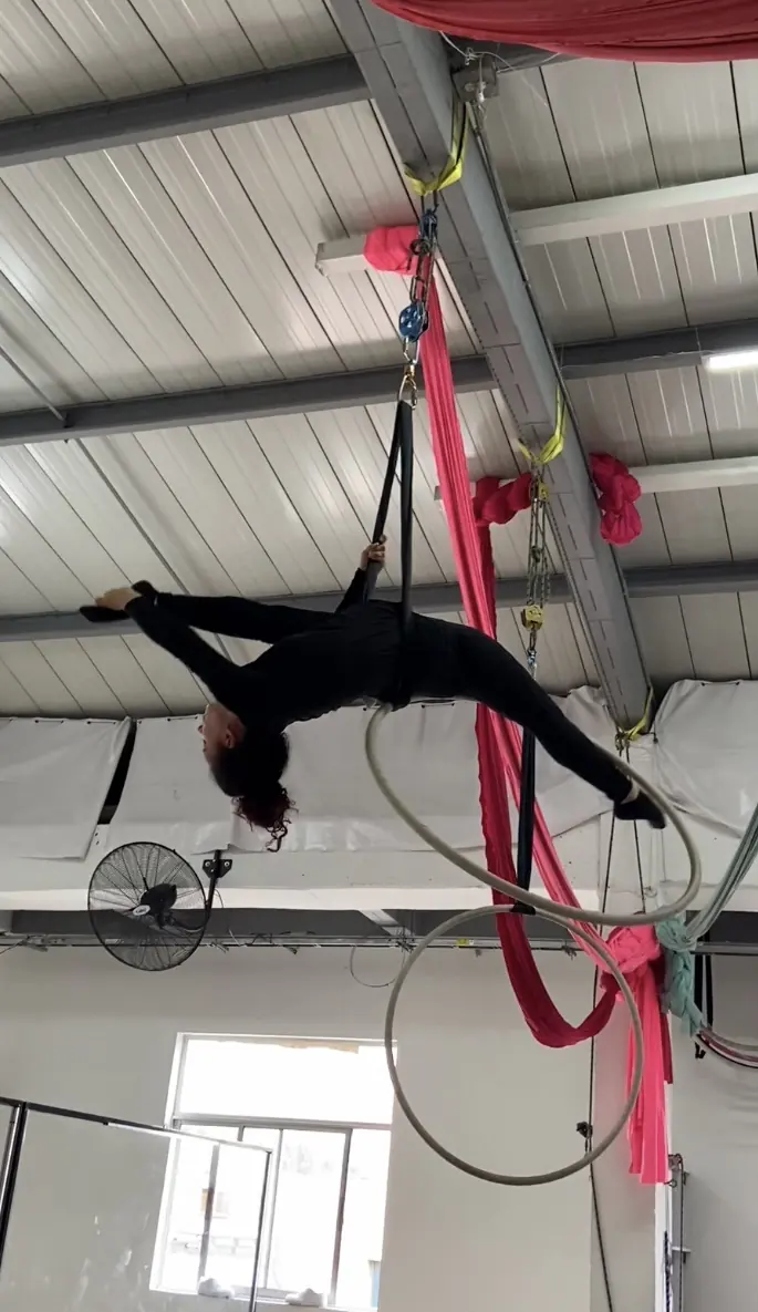 Alumna en telas aéreas en el estudio de Fénix