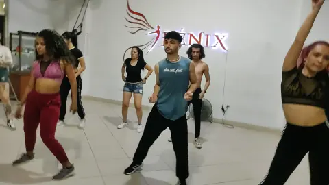 Clase grupal de baile en el estudio